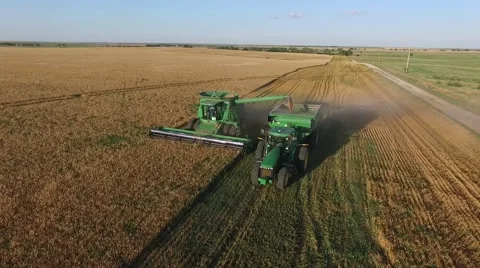 Rising Aerial of Combine Unloading Wheat (Kansas USA) Vídeo Stock 60063380