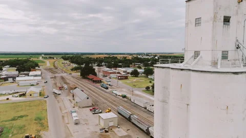 Rising Aerial of Grain Elevator in a Small Town Vídeo Stock 145499754