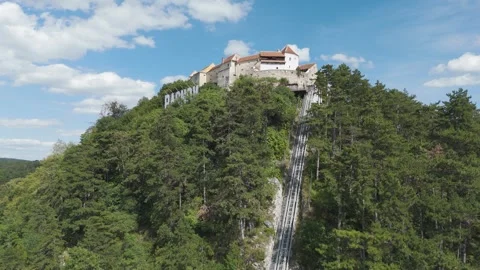 Rising Aerial Shot of the Elevator Leading to Râșnov Fortress Stockbeeldmateriaal 324698950
