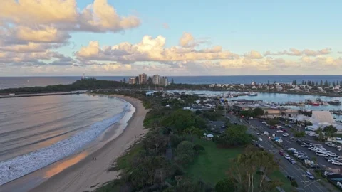 Rising aerial view of Point Cartwright and Mooloolaba Beach at sunrise, Sun.. 스톡 동영상 333444364