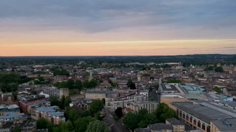 Rising and pan down Oxford centre UK 25fps Vídeo Stock 337959406
