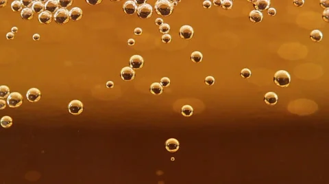 Rising bubbles in beer. Vídeo Stock 37080229