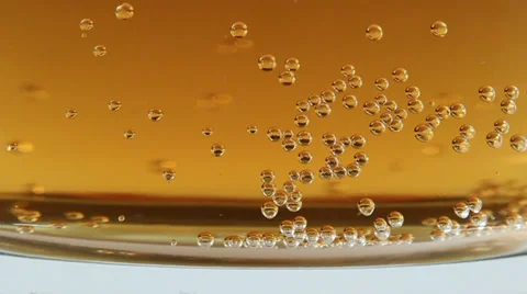 Rising bubbles in beer. Vídeo Stock 37080344