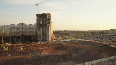 Rising Cam. Timelapse construction in evening city and the road of full of 스톡 동영상 74657278