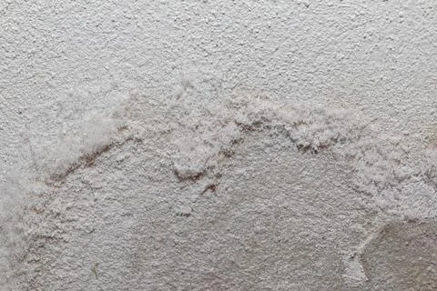 Rising damp causing damage to plaster on interior wall 库存照片