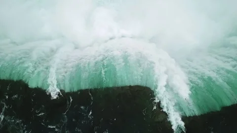 Rising drone shot, top view, of the Niagara Falls with the water flowing Vídeo Stock 111422835