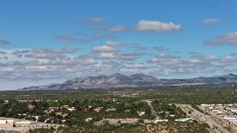 Rising Drone Timelapse of Clouds Over Southwest Mountains and Suburb Traffic Vidéo 336958527