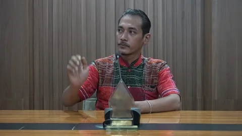 Rising hand of smiling face expression 스톡 동영상 221393760