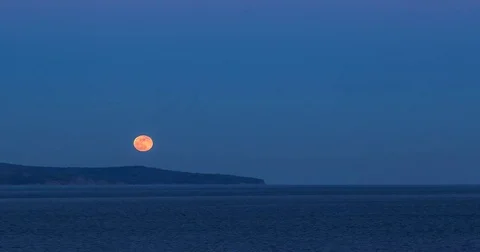 Rising moon over the seashore 스톡 동영상 85457295