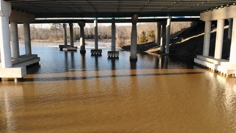 Rising up over traffic on freeway 動画素材 104011316