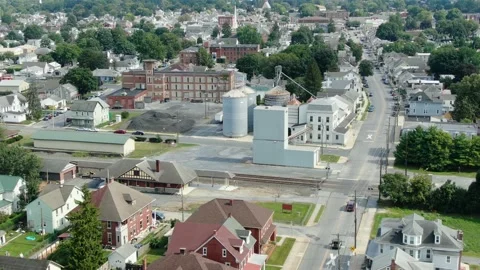 Rising pullback aerial reveals small town community in Midwest USA, rural Vídeo Stock 139835317