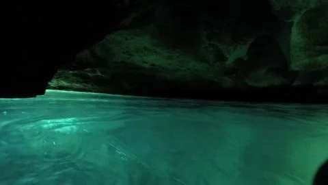 A Rising shot and pan right of underwater sea cave with low hanging ceiling Video stock 155401201