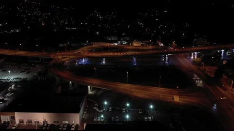 Rising shot the huge spectacular elevated highway and roads, bridges, traffic at Vidéo 150723044