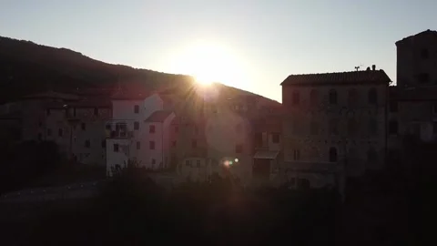 A rising shot of a sunset behind a group of Spanish houses Stockbeeldmateriaal 308412192