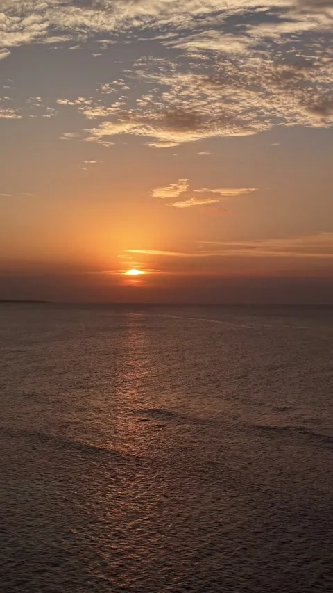 Rising shot of the sunset over the ocean Video stock 342133336