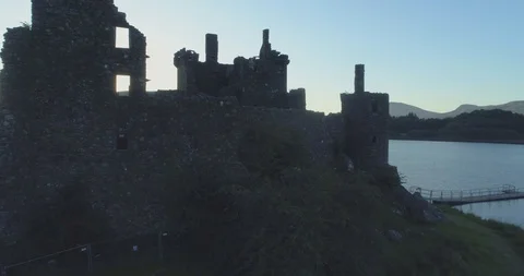 Rising sun dramatically appearing then disappearing behind turrets and windows Video stock 115499884
