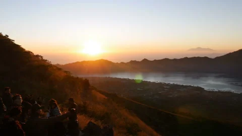Rising sun lights hill slope among dark mountains in fog Video stock 102102018