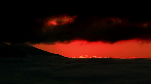 Rising Sun, Rays of Light, Flowing Clouds, and the Peak of Mount Asama Видео 330375230
