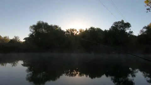 The rising sun rises over the trees on an autumn morning. Video stock 140095404