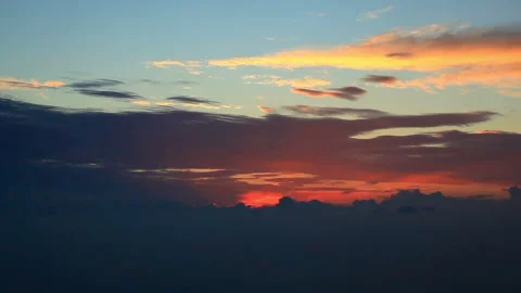 Rising Sunrise, Rays of Light, and Flowing Sea of Clouds 库存影片 330353413