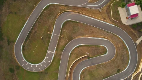 Rising top down drone shot of a go kart race track completely empty. Vidéo 230589114
