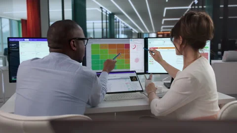 Risk Manager And Vendor Discuss Third-party Software Compliance Vídeo Stock 342976847