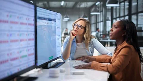 Risk Managers Collaborating Closely On Vendor Compliance Using Enterprise Sof 스톡 사진