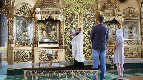 The rite of baptism of the child at the altar. Vidéo 107522134