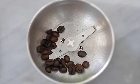 The ritual of grinding coffee Vidéo 178131759