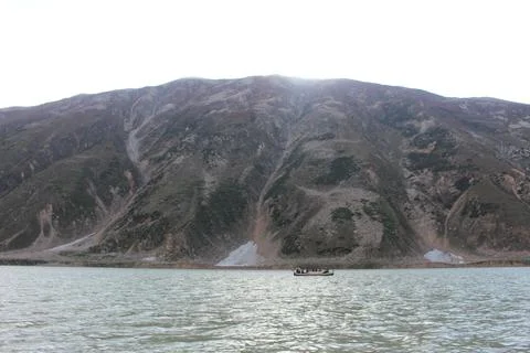 River alongside a hill Stock-Fotos