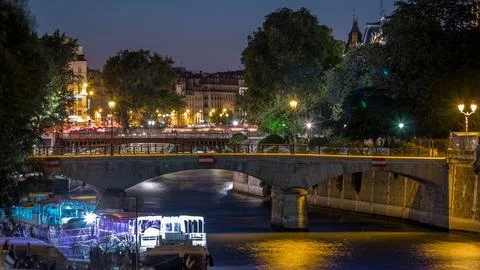 River and bridge near Notre Dame De Paris cathedral day to night timelapse .. Foto stock