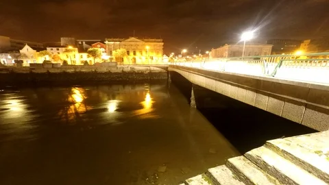 RIVER AND BRIDGE AT NIGHT TIME LAPSE Vídeo Stock 102264474