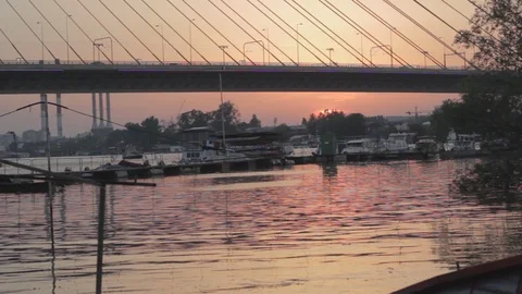 River and bridge at sunset Vídeo Stock 110955999