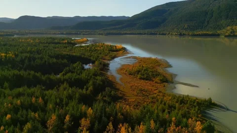 River and mountain during fall leaf change  Vídeo Stock 294709619