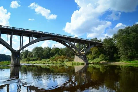 River and passing clouds over bridge Foto stock