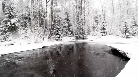 River and snowfall. Winter landscape. Snowflakes fall in flakes. Vídeo Stock 150616871