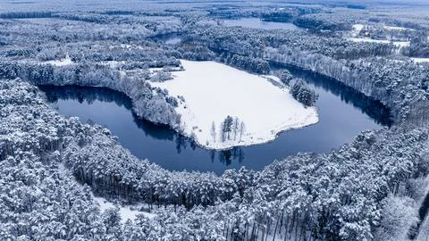 River and snowy forest in winter. Aerial view of wildlife Stock-Fotos