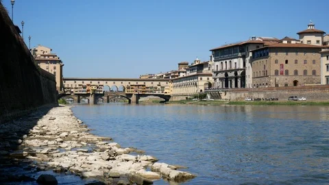 The River Arno and Ponte Vecchio (Old Bridge) in Florence Vídeos de archivo 88813409