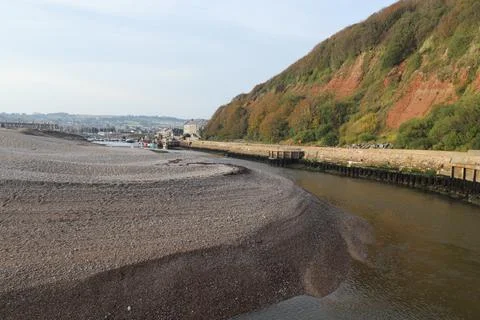 The river Axe near Seaton in Devon curves round a sandbank just before enteri Stock-Fotos