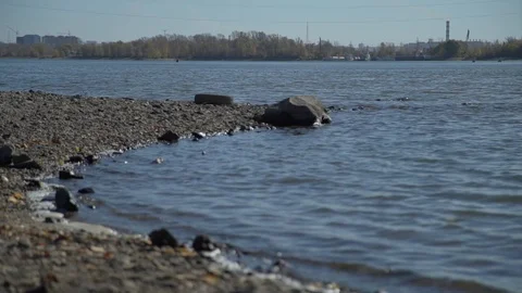 River Bay and Stone Beach near the City Vídeos de archivo 95837580