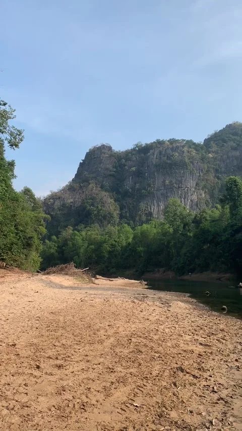 River beach in Kong Lor Видео 343178255
