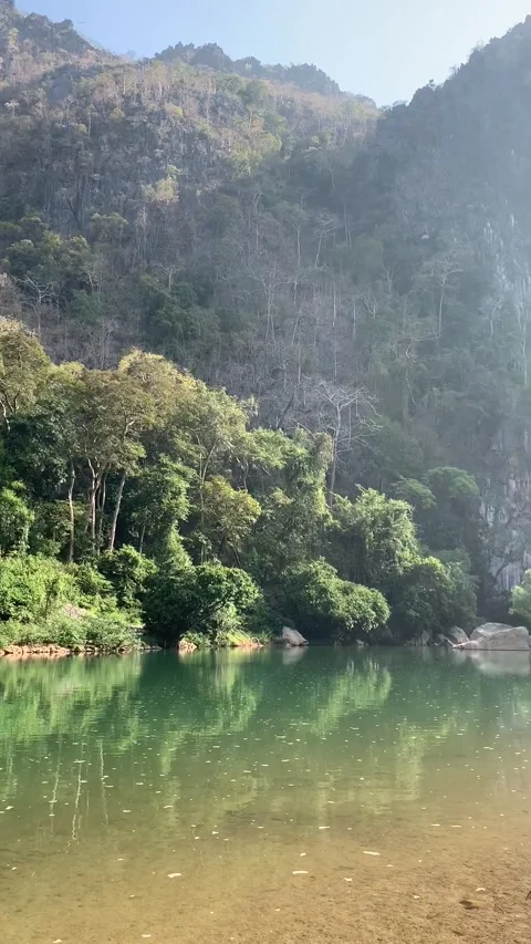 River beach in Kong Lor Vídeos de archivo 343178303