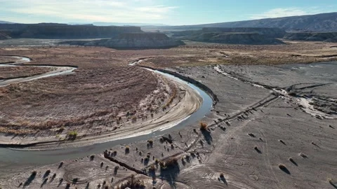 River bend in the middle of dry arid desert landscape Stock Footage 165567431