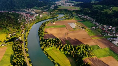 River bend through farmland Stockbeeldmateriaal 335210965