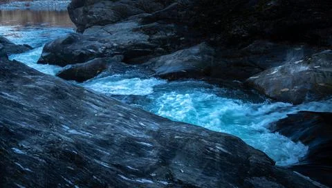River between the mountains and the winter cold Foto stock