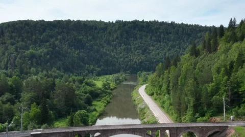 River between the mountains. Vidéo 112856571