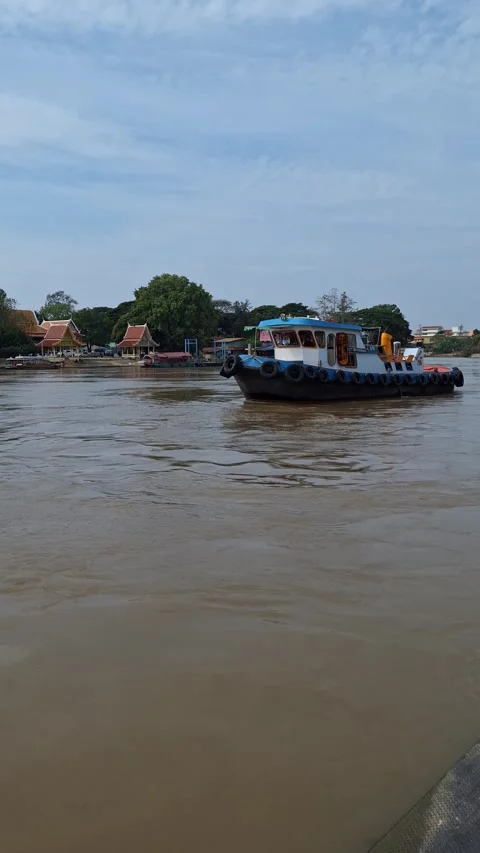 River boat crossing the Chao Phraya river. Stock Footage 323590101