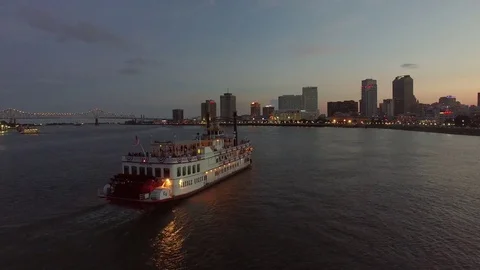 River Boat Fly By overlooking the New Orleans skyline Vidéo 70075756