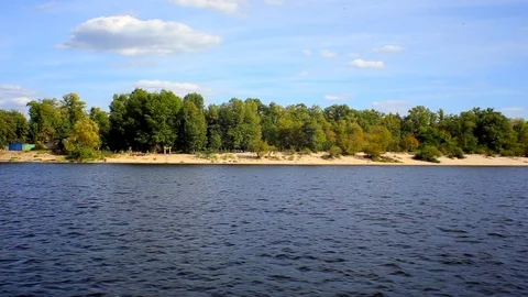 River boat in front of the beach 库存影片 116091099