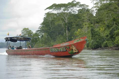 River boat Mishell working her way up the Rio Napo, Orellana, Ecuador Foto stock